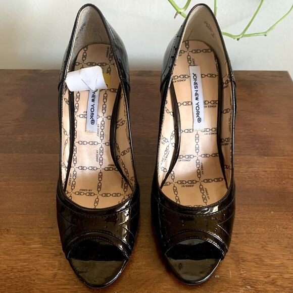 Jones New York Dark Chocolate Brown Patent Leather Peep Toe Pump Size 5 NWT - Picture 3 of 11